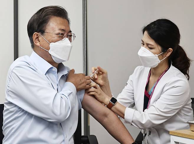 문재인 대통령이 15일 서울 국립중앙의료원 코로나19 중앙예방접종센터에서 코로나19 화이자 백신 추가 접종을 받고 있다. 뉴시스