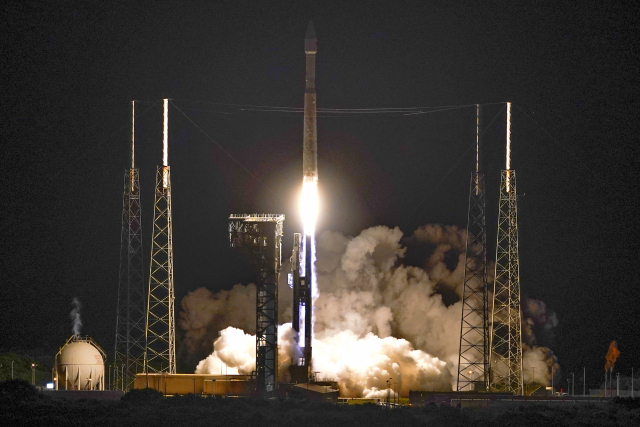 소행성 탐사선 ‘루시’호가 16일(한국시간) 오후 6시34분께 미국 플로리다주 케이프커내버럴 우주기자에서 우주로켓 아틀라스 V 에 실려 발사되고 있다. /AP·연합뉴스