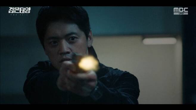 The traitor was Hwang Hui.In MBCs gilt drama The Veil, which aired on the afternoon of the 16th, he was distressed by recalling the memory that Han Ji-hyuk (Namgoong Min) had lost.On this day, Han Ji-hyuk learned that he was the one who killed his colleagues through his past in the video.Oh Gyeong-seok (Hwang Hui), Kim Dong-wook (Jo Bok-rae) and Ji Hyuk, who was in operation in China, were told by Lee Chun-gil (Lee Jae-gyun) that there is someone who sheds information among them.Following Chun-gils advice, Secret to your colleagues and block external contacts, Ji-hyeok moved to other areas, where he spyed on the secret meetings of Jang Chun-woo (Jung Mun-seong), Baek Mohammad Mosaddegh (Yoo Sung-sung), and Ri Dong-chul.But Ji-hyeok had eye contact with Back Mohammad Mosaddegh through a telescope, and he even said hello.So Oh Gyeong-Seok suggested lets get out of here, but Kim Dong-wook said, Inside forces are behind it - its an election soon.I do not know what anyone will do if it is Lee Dong-cheol. In the conflict between the two, Jihyuk ordered, I do not intervene directly, but I will continue to monitor Ri Dong-cheol until I understand whats going on.In a situation where his colleagues can not be trusted, Ji Hyuk made a mistake of Fade to Black and getting in touch with Seo Soo-yeon (Park Hae-sun).However, Kyung-seok said, I talked about my personal story. Rather, Dong-wook seems to be nervous.During the operation to monitor Lee Dong-cheol, the radio was suddenly cut off, and Kim Dong-wook was standing in front of the dead Lee Dong-cheol.Dong-wook, who saw Ji-hyuk, insisted that he was not I with his bloody hand and had to avoid the crowd of North Korean people.Ji Hyuk made a Fade to Black escape from the hotel by Jang Chun-woo (Jung Mun-sung).Kim Dong-wook and Oh Gyeong-seok confronted with guns.Kyung-suk approached Dong-wook, who pointed his gun at him, saying, We have to go out here. However, Dong-wook shot Kyung-seoks forehead without hesitation and killed him instantly.Han Ji-hyuk, surprised by this, pointed his gun at Dong-wook. Dong-wook insisted that he was innocent, saying, I will explain everything.I do not believe it, but there was a private organization inside us. Kyung-seok was following their instructions. It was with the people who tried to enter the Lee Dong-cheol project.In a tense tension, Kim Dong-wook said he should get a call from his wife, but Ji-hyuk did not allow it.If you do not believe it, just shoot it, Dong-wook put his hand in his pocket, pulled the trigger toward Ji-hyeok, and Ji-hyuk, who had a bullet in his face, shot three shots at Dong-wook.But behind Ji-hyuk, Jang Chun-woo was down, Dong-wook was trying to protect Ji-hyuk, and Dong-wooks cell phone confirmed that a picture of Dong-wooks wife holding a child arrived.Jihyuk was suffering from doubts swallowed me, swallowed us. After that, he tried to find a revenge for the internal rat, but he could not find the right answer even if he set up a hypothesis.Feeling like a puzzle where a piece was missing, he gradually became a monster as he recalled his sealed childhood memory.Ji-hyeoks plan is to erase Memory and kill himself now, and to return Memory to the organization and find and revenge those who made it.I am not you, I am not dead already. Yes, my purpose is only to revenge, said Ji-hyeok in the video. Kill the person you conclude is a rat.Han pointed the gun at Lee Gyeung-young, but Yoo Jessie J (Kim Ji-eun) blocked it with her whole body and kept the sign.And he shouted to Ji Hyuk, Be awake. Finally, Han Ji Hyuk was arrested.I believe in seniors, said Jessie J, I came here to find a traitor who killed my colleague, but I was looking for me.Im the killer who killed my colleague, erasing Memory for my revenge and using myself as a tool of revenge.I am such a person, Jessie J continued to show confidence to Jihyuk, who is struggling, he said, you are our colleague.