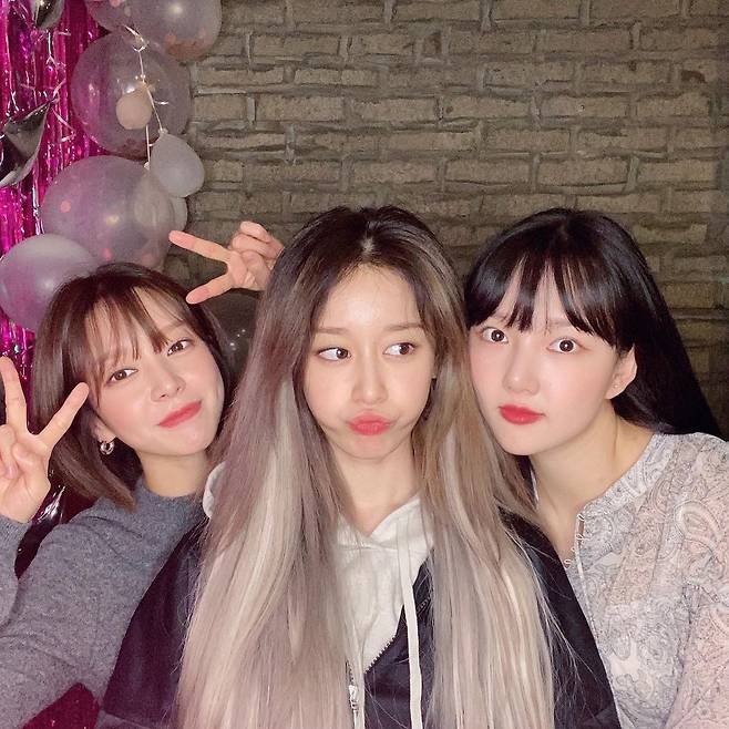 Park Choa posted a picture on his 16th day with his article I met my brothers # Cho Ji-ye # Yerin borrowed Lipstick # Three Lips Colors.Park Choa in the public photo is taking a picture with a photo of Ji-yeon from Tiara and Yerin from GFriend.Fans responded to the unexpected fraternity combination with a hot reaction.On the other hand, Park Choa appears in MBC Everlon new entertainment program Endful Love.Photo: Park Choa Instagram