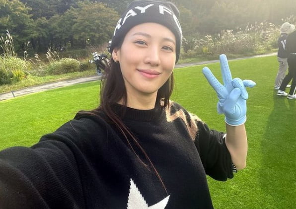 Actor Claudia Kim has been on the latest occasion at the golf course.Claudia Kim posted several photos and short videos on her 16th day with an article entitled Green. new favorite hobby #golf # weekend golf.Claudia Kim, who was in the photo, was wearing a rather thick golf wear due to the chilly weather, and Claudia Kim was attracted to the golf course with bright makeup.Claudia Kim has a daughter with a business owner, Cha Min-geun, and will appear on OCNs new drama Chimera, which will be broadcast on the 30th.