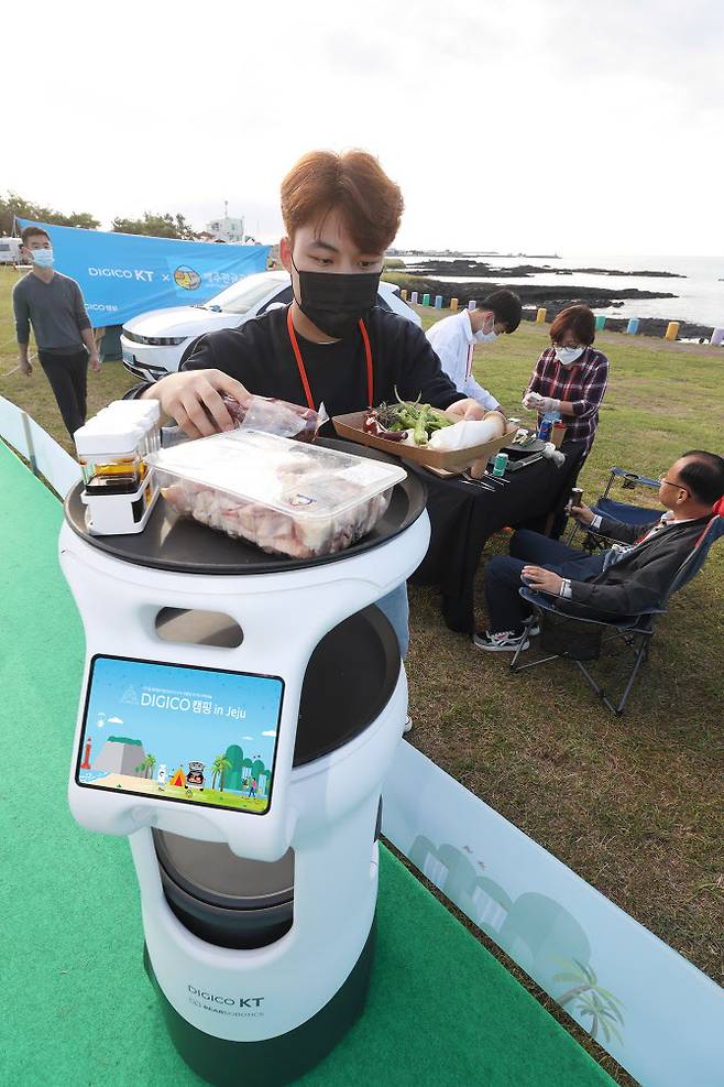 15일 ‘DIGICO캠핑 in Jeju’ 에 참가한 가족들이 캠핑을 즐기고 있는 모습. KT는 제주특별자치도, 제주관광공사와 함께 고객들에게 KT의 각종 디지털플랫폼 서비스를 체험할 수 있는 ‘DIGICO캠핑’을 제주도 김녕해수욕장야영장에서 진행했다.