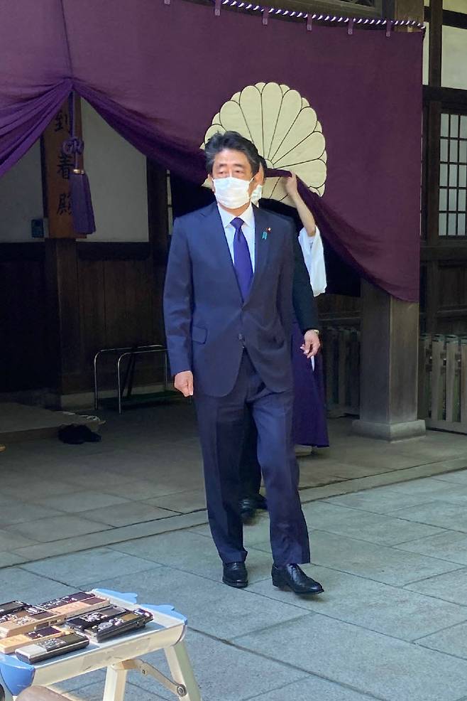 아베 신조 전 총리는 퇴임 후 야스쿠니신사를 직접 찾아 참배하고 있다. (사진= AFP)