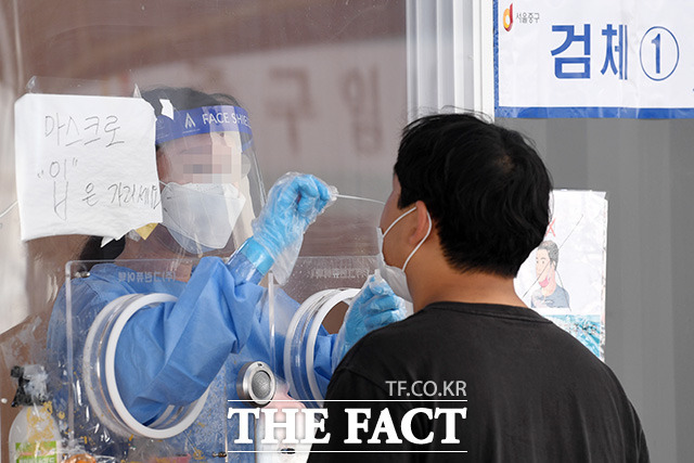 지난달 4일 오전 서울 중구 서울역 광장에 마련된 임시선별검사소에서 의료진이 검체를 채취하고 있다. /남용희 기자