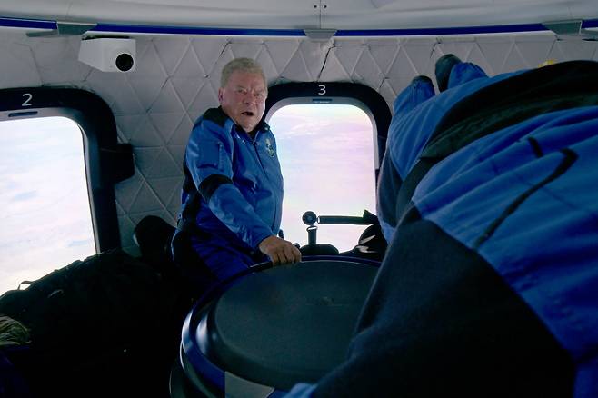 미국의 90살 노배우 윌리엄 새트너가 13일(현지시각) 블루 오리진의 '뉴세퍼드' 우주선을 타고 저궤도 비행 중 무중력 상태를 체험하고 있다./로이터 연합뉴스