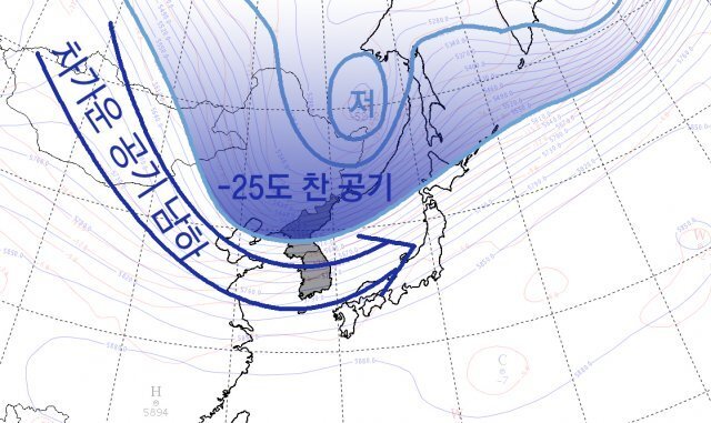 상공 5.5km 일기도(2021년 10월 16일 오후 발표 기준). 북쪽 저기압 때문에 우리나라 상공으로 찬바람이 내려왔습니다. 자료: 기상청