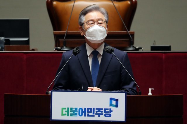 이재명 더불어민주당 대선후보가 15일 서울 여의도 국회에서 열린 의원총회에서 발언하고 있다. 사진공동취재단