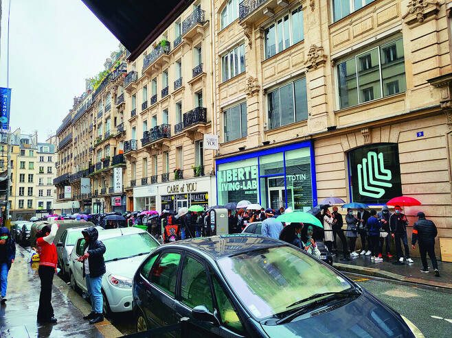 A line of people stand waiting for a “Squid Game” pop-up store in Paris, France on Oct. 3. (Yonhap News)