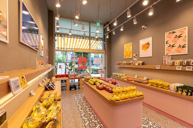 서울 영등포구 신길동 아파트단지 상가에 있는 무인 과일 매장 ‘오롯’. 과일 편의점답게 소량 포장된 신선 과일을 24시간 살 수 있다.