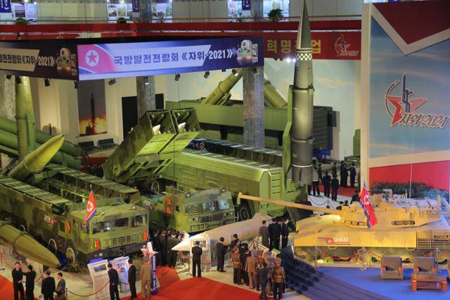 왼쪽부터 '북한판 아스칸데르(KN-23)', 화성-11나형, KN-23 개량형 미사일이 전시돼 있다. 개량형 미사일 뒤로는 철도기동 미사일, 무대 위에는 M-2020(가칭) 전차가 보인다. 평양=노동신문 뉴스1