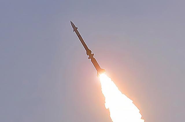 북한 조선중앙통신이 9월 30일 실시한 신형 반항공미사일 시험발사 장면을 공개했다. 평양=조선중앙통신 연합뉴스