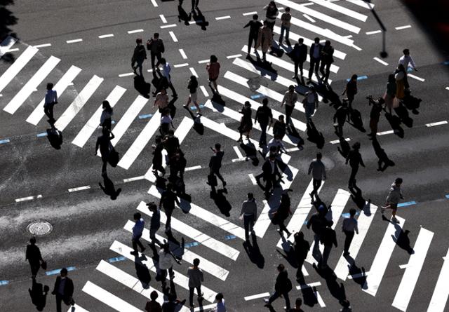 지난 13일 서울 종로구 일대 횡단보도에서 직장인들이 점심식사를 위해 걸어가고 있는 모습. 연합뉴스