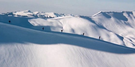 영화 '007과 여왕' 속 쉴트호른 스키 추격 액션의 한 장면. 쉴트호른은 실제로도 스키 명소다. 사진 유튜브 캡처