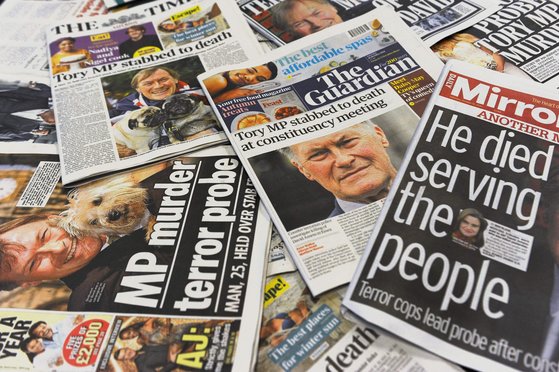 16일(현지시간) 영국 언론들이 데이비드 아메스 의원의 피살 소식을 1면에 다룬 모습. [AFP=연합뉴스]