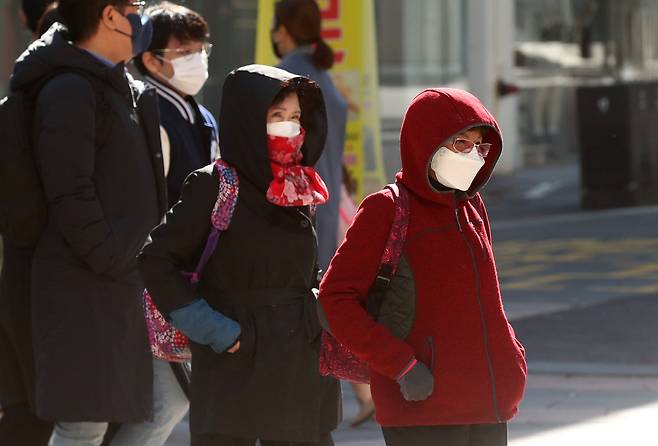 17년 만에 10월 한파경보와 주의보가 전국에 내려진 17일 한겨울 방한복을 입은 시민들이 서울 명동 거리를 걷고 있다. 김상선 기자