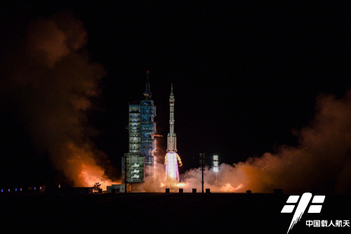 지난 16일 중국 간쑤성 주취안 위성발사센터에서 유인우주선 ‘선저우 13호’가 로켓에 실려 발사되고 있다. 중국유인우주국 홈페이지 캡쳐