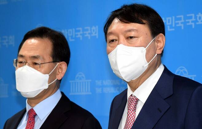 (왼쪽부터) 선거대책위원장으로 합류한 주호영 의원, 윤석열 전 검찰총장 / 사진=국회사진기자단