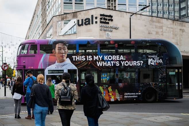 영국 런던에서 운행하고 있는 손흥민 선수의 한국관광 홍보 이미지 래핑 버스/사진=한국관광공사