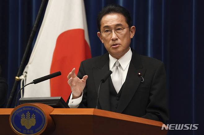 [도쿄=AP/뉴시스] 기시다 후미오 일본 총리가 지난 4일 도쿄 총리 관저에서 기자회견 하고 있다. 2021.10.15.