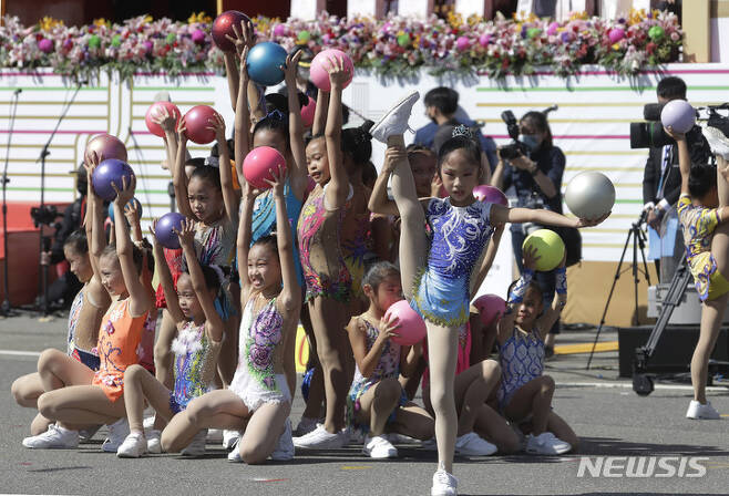[타이베이=AP/뉴시스] 대만 수도 타이베이 총통부 앞에서 10일 열린 쌍십절 기념행사에 참가한 어린이 체조단이 화려한 시범공연을 펼치고 있다. 2021.10.17