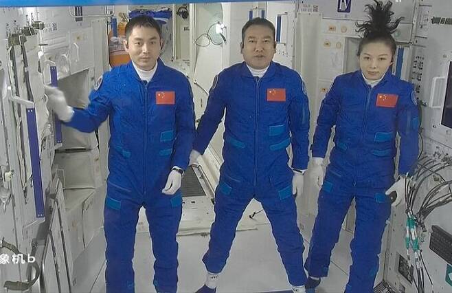 '선저우 13호' 우주비행사 3명은 우주정거장 모듈 '톈허'에서 임무를 시작했다.