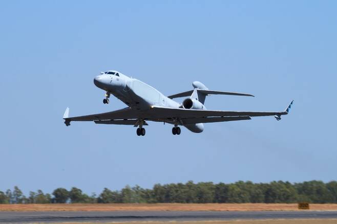 이스라엘 엘타 G-550 공중조기경보통제기가 활주로에서 이륙하고 있다. 위키피디아
