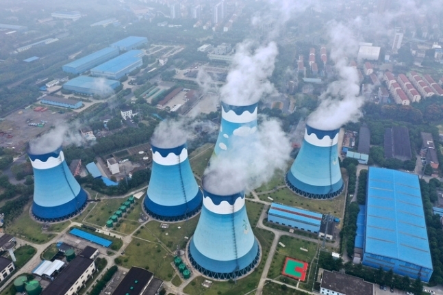 중국 장쑤성 난닝에 있는 한 석탄 화력 발전소에서 연기가 배출되고 있는 모습. 난닝=AP뉴시스