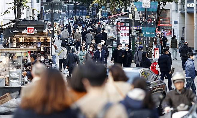 새로운 사회적 거리두기 조정안 실시를 하루 앞둔 17일 서울 명동을 찾은 시민들이 거리를 걷고 있다. 연합뉴스