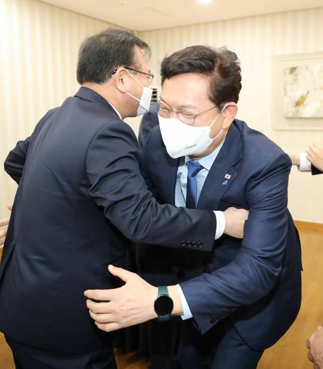 김부겸(왼쪽) 국무총리가 전날 경남 창원시 3·15 아트센터에서 열린 제42주년 부마민주항쟁기념식에 참석하기 전 환담 장소에서 송영길 더불어민주당 대표와 인사하고 있다. /연합뉴스