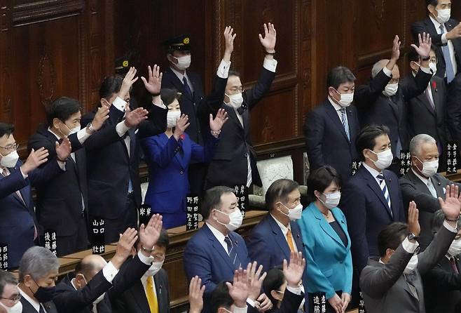 일본 중의원 해산 (도쿄 교도=연합뉴스) 14일 오후 일본 중의원 해산이 선언되자 기시다 후미오(뒷줄 왼쪽 다섯 번째) 일본 총리가 같은 당 소속 중의원들과 만세 삼창을 하고 있다.