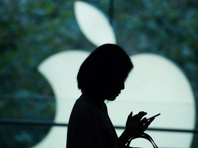 애플이 개인정보 보호정책을 변경한 뒤, 모바일 앱 광고 시장에서 영향력을 확대하고 있다는 분석이 나왔다.(사진= AFP)