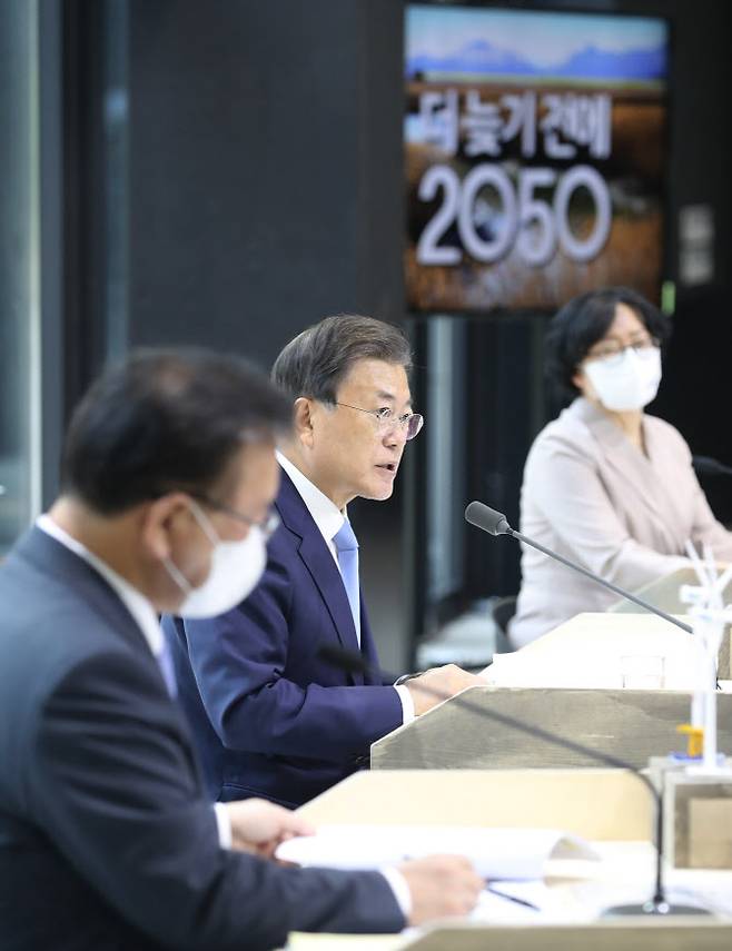 문재인 대통령이 18일 서울 용산구 노들섬다목적홀에서 열린 2050 탄소중립위원회 제2차 전체회의에서 발언하고 있다.(사진=연합뉴스)
