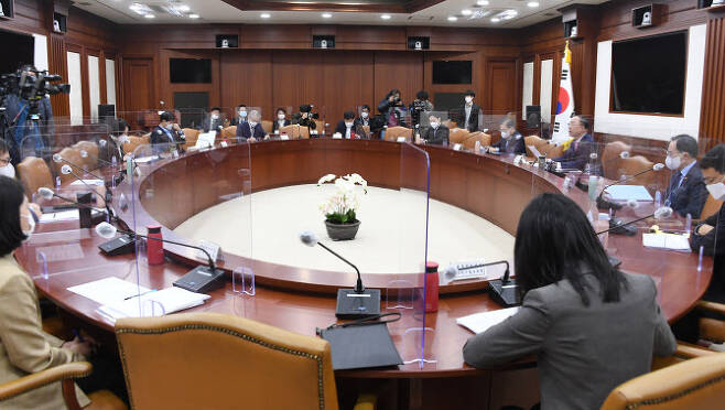 18일 정부서울청사에서 열린 대외경제안보전략회의에 관계자들이 참석해 있다. (사진=연합뉴스)