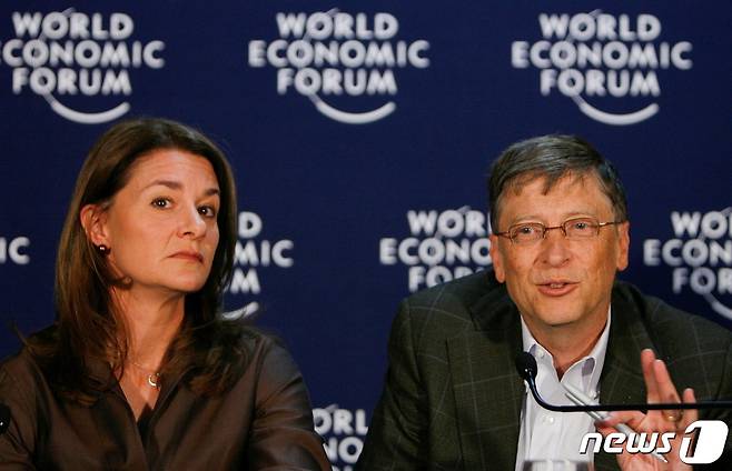 마이크로소프트(MS) 창업주 빌 게이츠(오른쪽)와 부인 멜린다 게이츠가 2009년 1월 다보스 세계경제포럼(WEF)에 참석한 모습. © 로이터=뉴스1 © News1 최서윤 기자