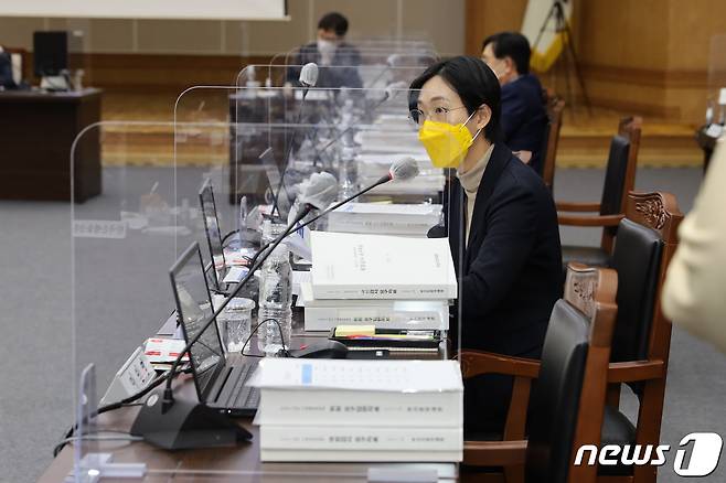 18일 오후 부산본부세관에서 열린 국회 기획재정위원회 국정감사에서 장혜영 정의당 의원이 질의하고 있다.2021.10.18(부산본부세관제공)© News1