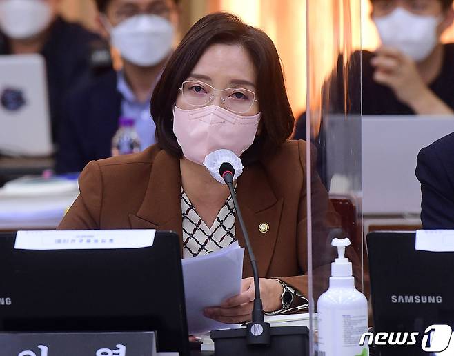 이영 국민의힘 의원이 18일 수원시 경기도청에서 열린 국회 행정안전위원회의 경기도에 대한 국정감사에서 이재명 경기지사에게 질의하고 있다. 2021.10.18/뉴스1 © News1 국회사진취재단