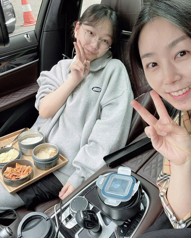 Actor Jung Woong-ins second daughter, Soyun Yang, passed the Yewon school.Jung Woong-ins wife, Easyin, said on her 17th SNS, Our Soyun passed Yewon School.I ate a lunch in Corona 19 and spent a long time drawing at the academy. I was able to finish the past year with such joy that I could not play and eat all my time with Paz Vega on both shoulders. I was so tired of waiting for my sister and sister who could not travel once after the test because of my brother, said Easyin. My mother was hard, but Father helped me a lot and saved me as a pleasant memory!Our Soyun is great! Sui Gu, I did, he added.In the photo released together, Soyun Yang and his family suffered for the past year were included.Soyun Yang ate lunch in the car and solved the meal, and Father Jung Woong-in fed Soyun Yang lunch, cut pencils and took her daughter with great sincerity.Mr. Easyin posted a picture of Ms. Soyun, who was crying in the news of passing the Yewon school, and announced that Yewon School was also known as the place where Park Myung-soos daughter, Minseo, was attending.Meanwhile, Actor Jung Woong-in and Easyin have three daughters, married in 2006. Jung Woong-in family has MBC entertainment program Father!Where are you going? and was loved a lot.Our Soyun passed Yewon SchoolI ate a lunch in Coronaro tea and spent a long time drawing at the academy, so I was able to finish the past year with a Paz Vega on both shoulders and enjoy the last year I could not play and eat.How much did our Soyun, who cried with her mother at the moment of confirmation of acceptance,It will not be easy in the future, but lets start with us nicely!Seyun and her sister, who had not traveled even after the test because of her brother, waited for time and she was over Sui Gu.Lunchbox Ride Pencil Moving...My mother was hard, but Father helped me a lot and saved me as a pleasant memory!We are so good! Sui Gu