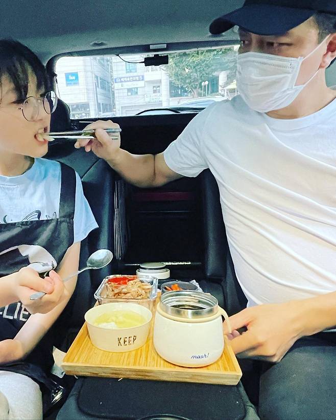 Actor Jung Woong-ins second daughter, Soyun Yang, passed the Yewon school.Jung Woong-ins wife, Easyin, said on her 17th SNS, Our Soyun passed Yewon School.I ate a lunch in Corona 19 and spent a long time drawing at the academy. I was able to finish the past year with such joy that I could not play and eat all my time with Paz Vega on both shoulders. I was so tired of waiting for my sister and sister who could not travel once after the test because of my brother, said Easyin. My mother was hard, but Father helped me a lot and saved me as a pleasant memory!Our Soyun is great! Sui Gu, I did, he added.In the photo released together, Soyun Yang and his family suffered for the past year were included.Soyun Yang ate lunch in the car and solved the meal, and Father Jung Woong-in fed Soyun Yang lunch, cut pencils and took her daughter with great sincerity.Mr. Easyin posted a picture of Ms. Soyun, who was crying in the news of passing the Yewon school, and announced that Yewon School was also known as the place where Park Myung-soos daughter, Minseo, was attending.Meanwhile, Actor Jung Woong-in and Easyin have three daughters, married in 2006. Jung Woong-in family has MBC entertainment program Father!Where are you going? and was loved a lot.Our Soyun passed Yewon SchoolI ate a lunch in Coronaro tea and spent a long time drawing at the academy, so I was able to finish the past year with a Paz Vega on both shoulders and enjoy the last year I could not play and eat.How much did our Soyun, who cried with her mother at the moment of confirmation of acceptance,It will not be easy in the future, but lets start with us nicely!Seyun and her sister, who had not traveled even after the test because of her brother, waited for time and she was over Sui Gu.Lunchbox Ride Pencil Moving...My mother was hard, but Father helped me a lot and saved me as a pleasant memory!We are so good! Sui Gu