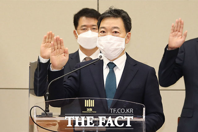 증인 선서하는 김 총장의 모습.