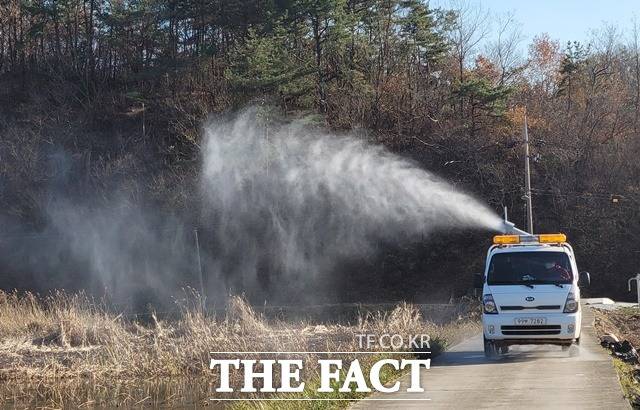 하동군은 고병원성 AI 특별방역대책기간 동안 지역 차단방역을 위해 행정명령을 실시한다./하동군 제공