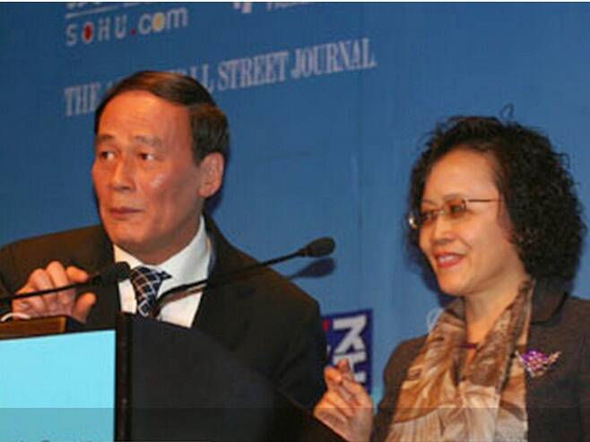 2005년1월 왕치산 당시 베이징 시장이 주간 경제지 차이징이 개최한 신년 포럼에 참석해 이 경제지 총편집장 후수리와 함께 연단에 서 있다. 두 사람은 중국 시장경제와 관료 부패 등에 대해 비슷한 시각을 갖고 있는 것으로 알려져 있다. /중국 인터넷