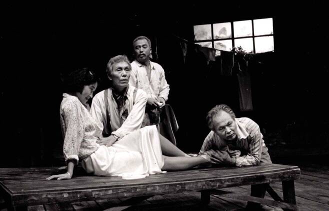 1998년 연극 '피고지고 피고지고'에 출연한 오영수(가운데). 그에게 1994년 백상예술대상 연기상을 안겨준 작품이다.
