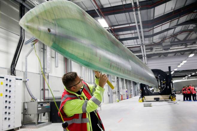 독일 지멘스 영국 공장의 기술자가 2016년 10월 영국 헐 지역의 북해 풍력발전소에 설치될 발전기 날개를 점검하고 있다./블룸버그