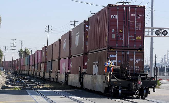 컨테이너를 실은 열차가 지난 13일 오후 미국 캘리포니아주 로스엔젤레스(LA) 항구로 향하고 있다. /AP·연합뉴스