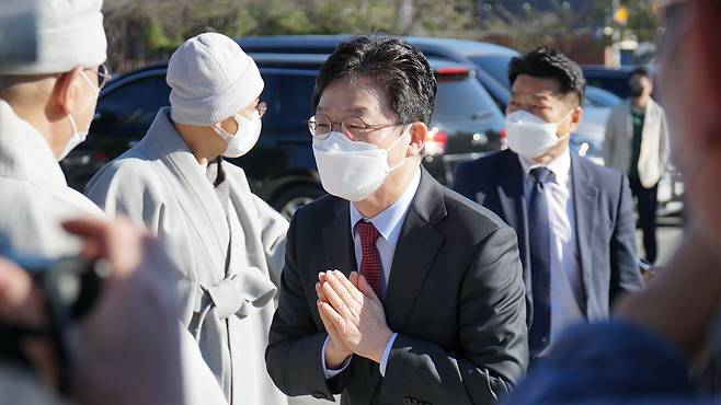 국민의힘 유승민 대선 경선 후보가 18일 경남 양산시 통도사를 방문, 합장하고 있다. /연합뉴스