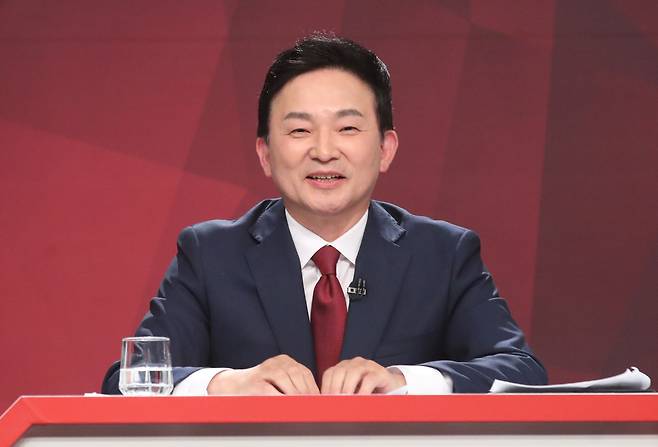국민의힘 원희룡 대선 경선 후보가 18일 오후 부산MBC에서 제4차 TV 토론를 하고 있다. /사진공동취재단