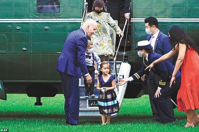 최근 조 바이든 미국 대통령이 백악관에서 군 가족 자녀들에게 전용 헬기 ‘마린원’을 구경시켜 주며 즐거운 시간을 보내는 모습. “손자 손녀들과 노는 할아버지 같다”며 화제가 됐다. 사진 출처 MSN