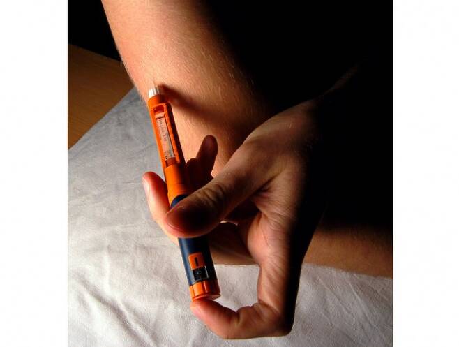 당뇨병 치료를 위해 인슐린이 든 펜형 주사기를 맞는 모습, 위키미디어 제공