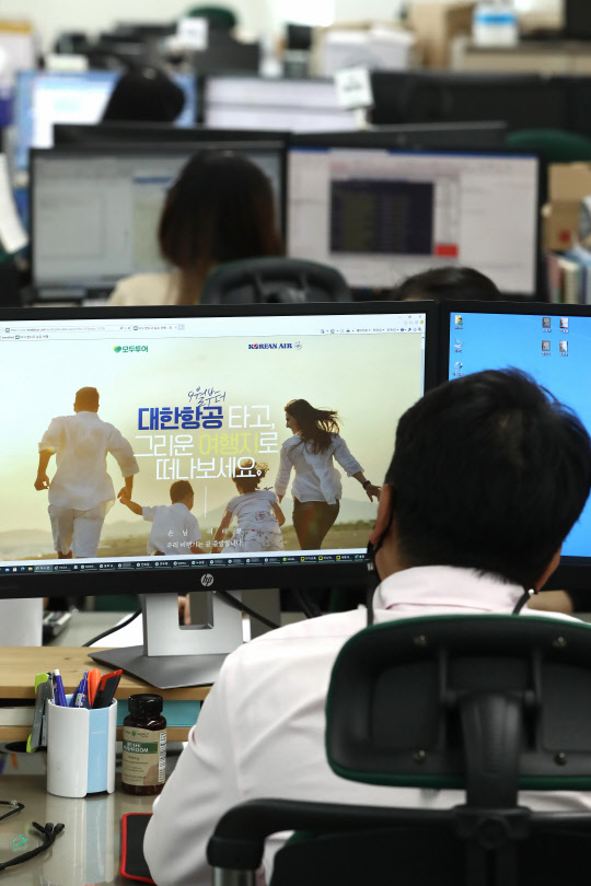 18일 서울 중구 모두투어 영업본부에서 직원들이 업무를 보고 있다. 연합뉴스