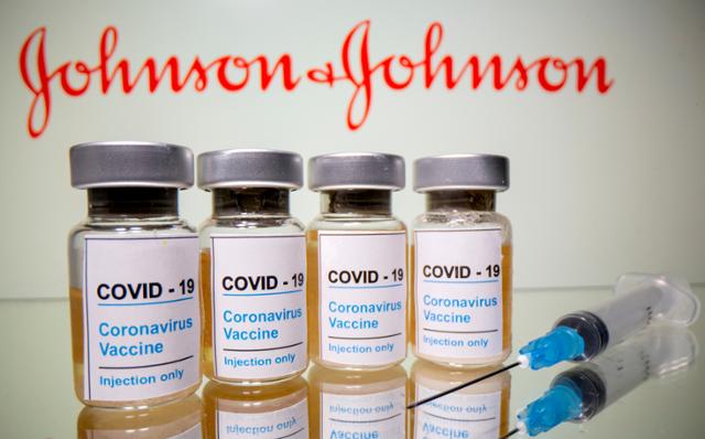 존슨앤드존슨(J&J) 계열사 얀센의 코로나19 백신과 주사기. J&J는 지난 5일 미국 식품의약국(FDA)에 얀센 백신의 추가접종 긴급사용승인을 신청했다. 제니차 로이터=연합뉴스